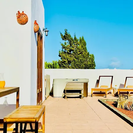 Canaryislandshost L White